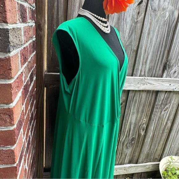 Green Sleevless Dress - Picture 3 of 6